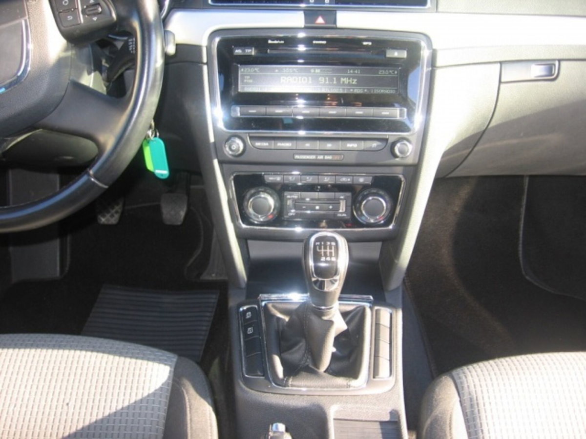 Skoda Superb Station Wagon 2.0 TDI CR 140CV DSG Wagon Ambition (7)