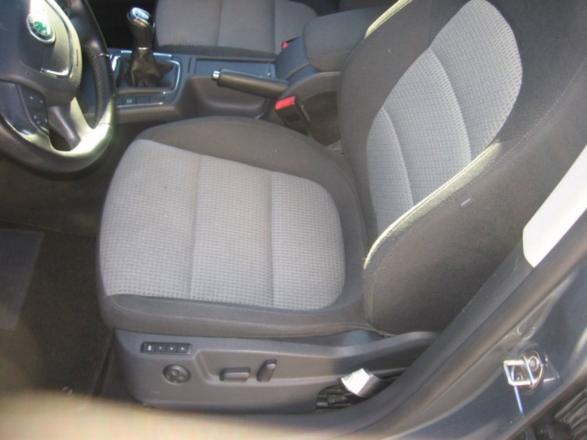 Skoda Superb Station Wagon 2.0 TDI CR 140CV DSG Wagon Ambition (8)