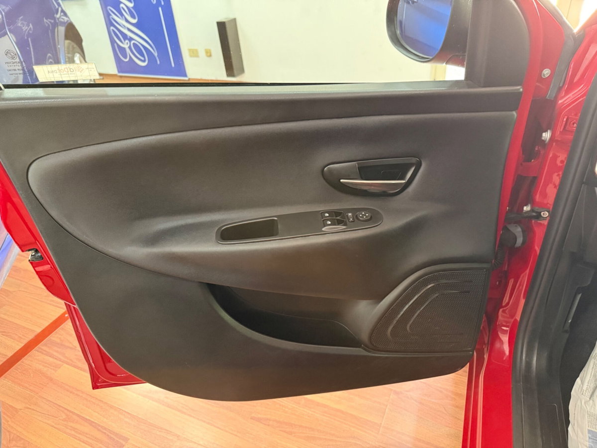 Lancia Ypsilon 1.2 69 CV 5 porte Gold (15)