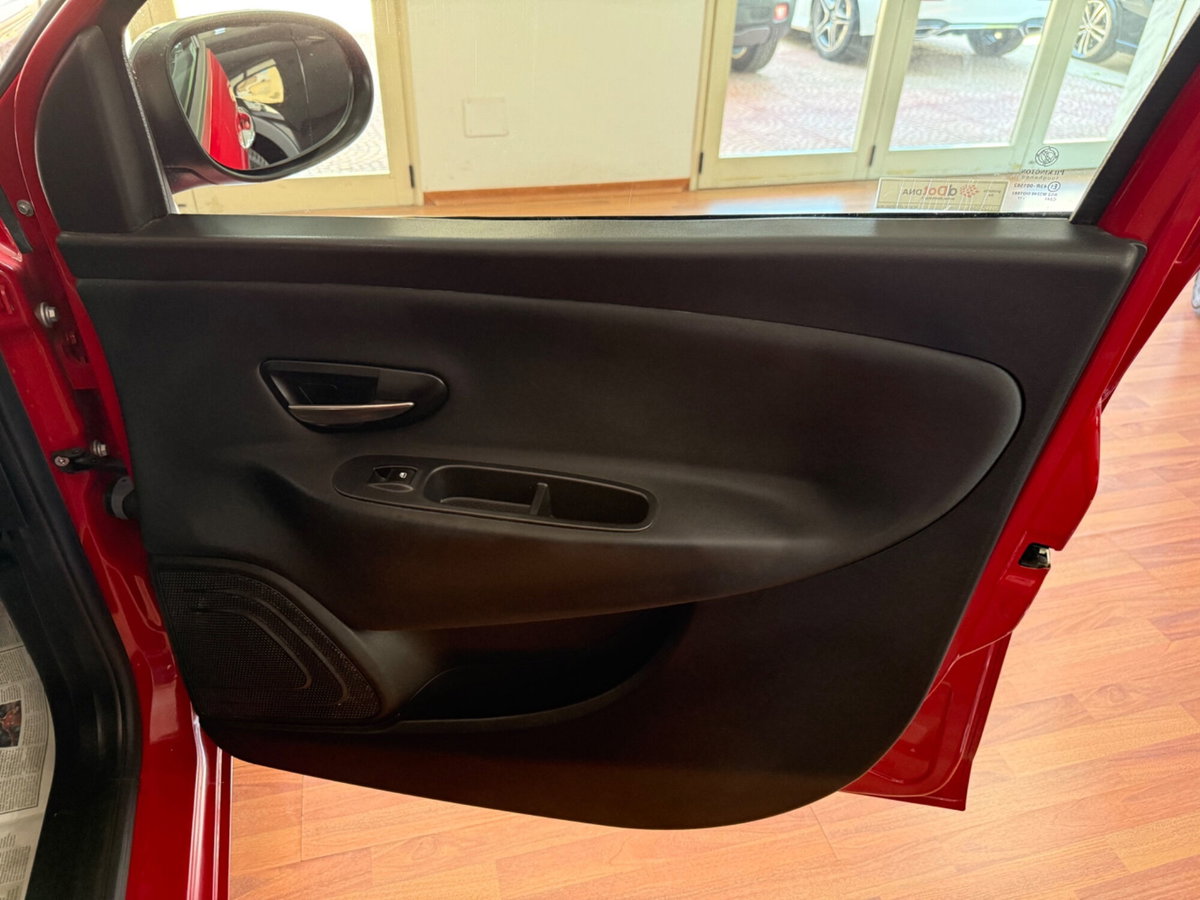 Lancia Ypsilon 1.2 69 CV 5 porte Gold (16)