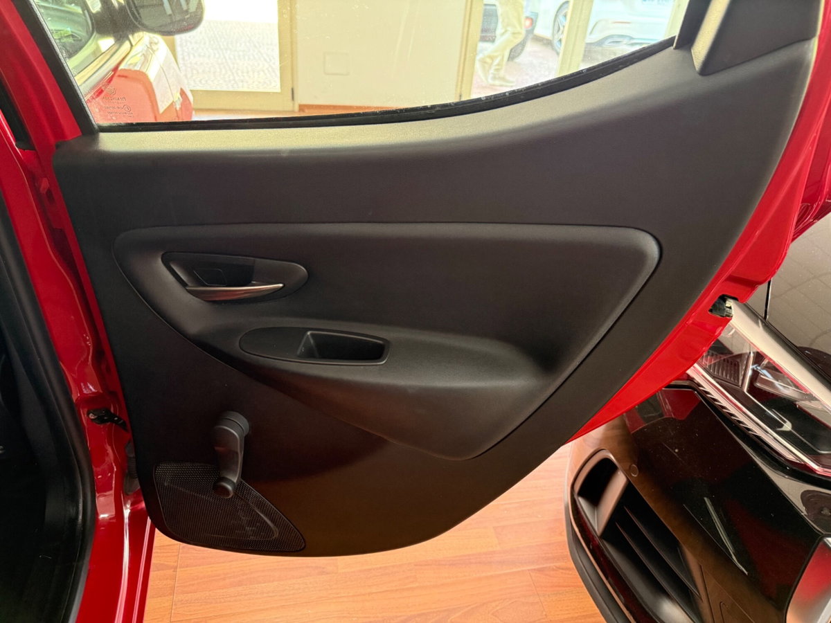Lancia Ypsilon 1.2 69 CV 5 porte Gold (18)