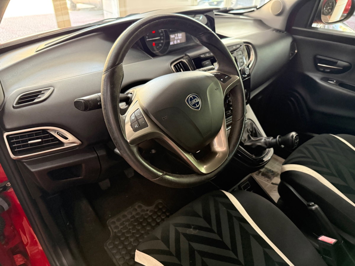 Lancia Ypsilon 1.2 69 CV 5 porte Gold (9)