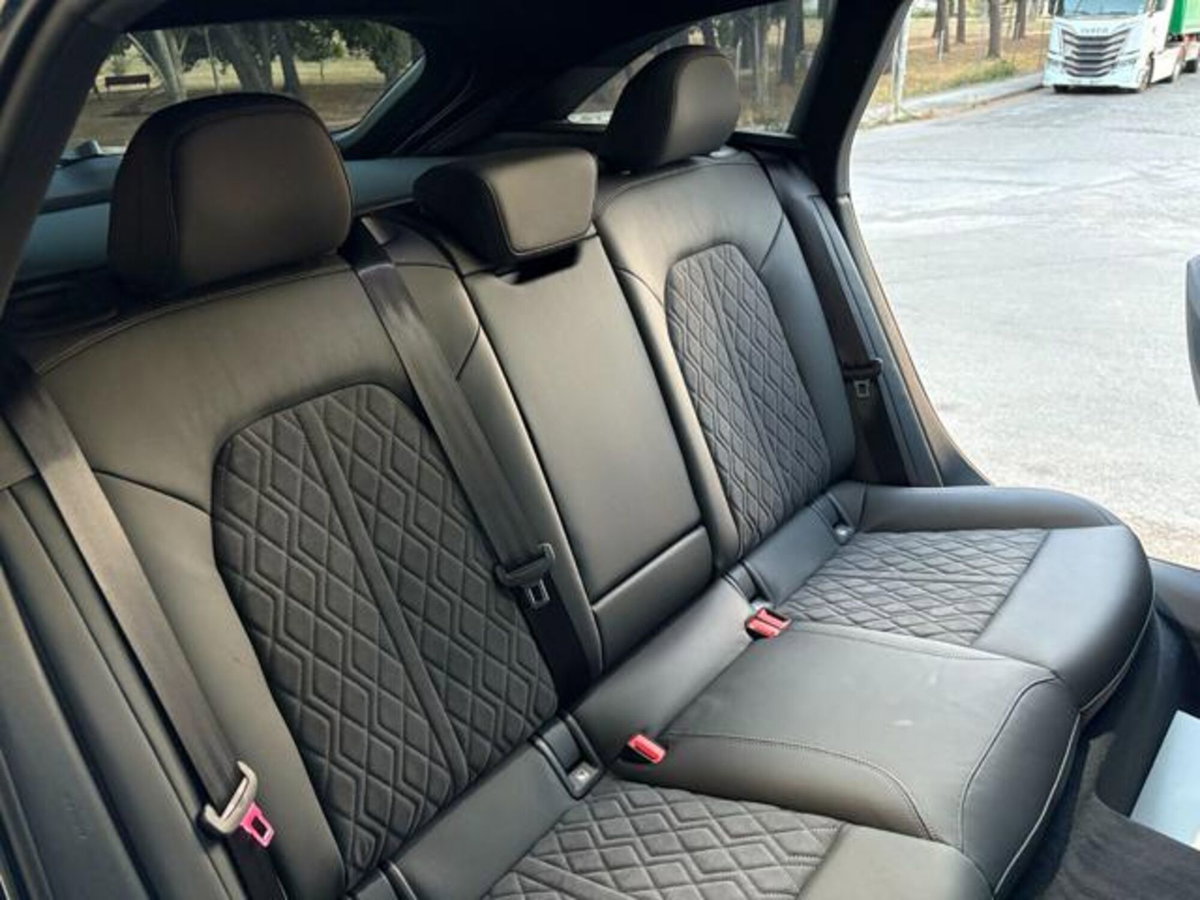 Audi A4 Avant 40 TDI quattro S tronic S line edition (15)