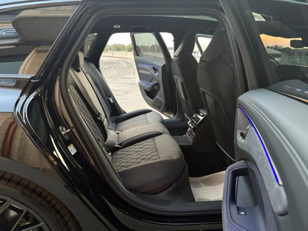 Audi A4 Avant 40 TDI quattro S tronic S line edition (13)