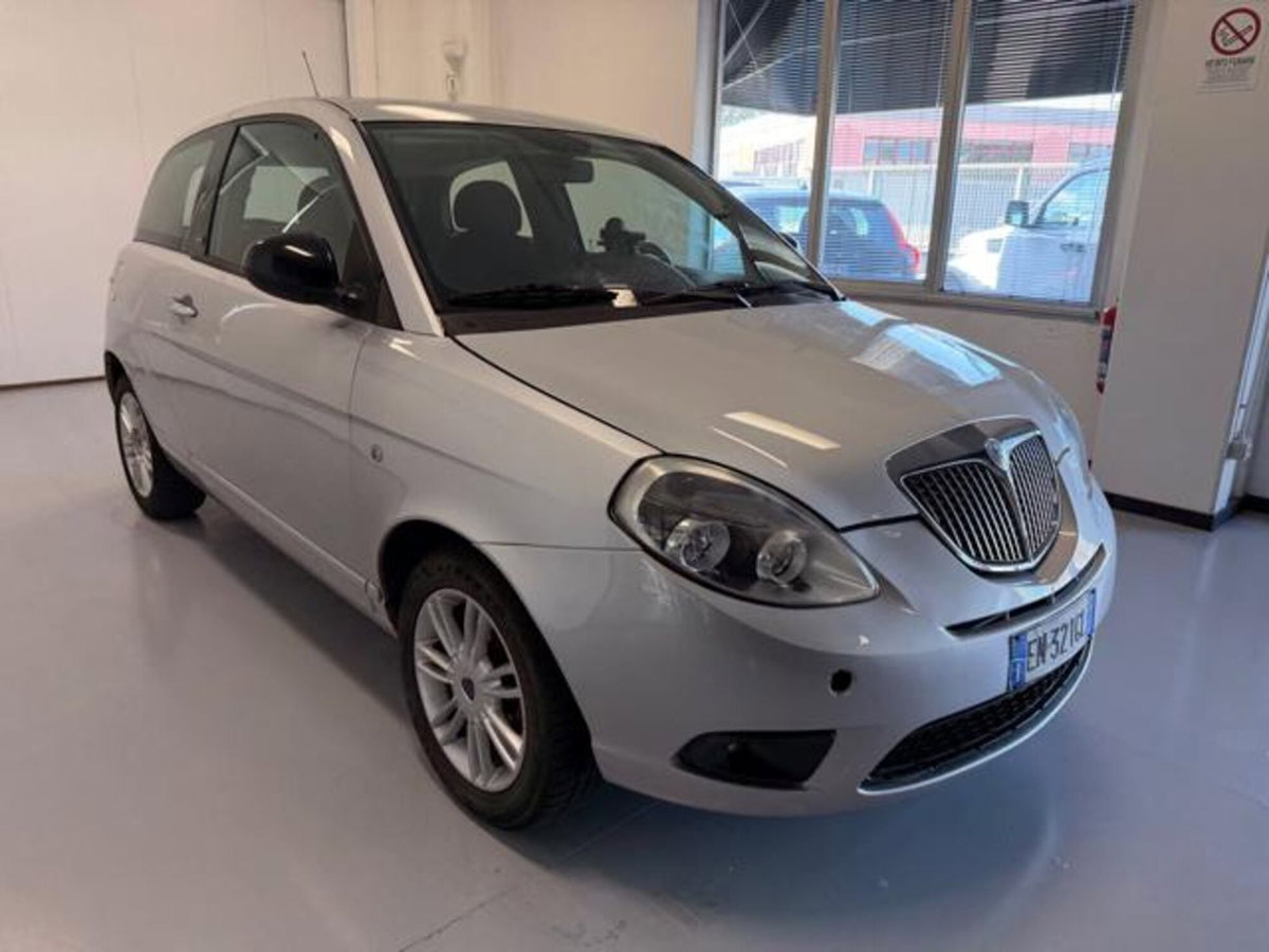 Lancia Ypsilon 1.3 MJT 75 CV Unyca (3)