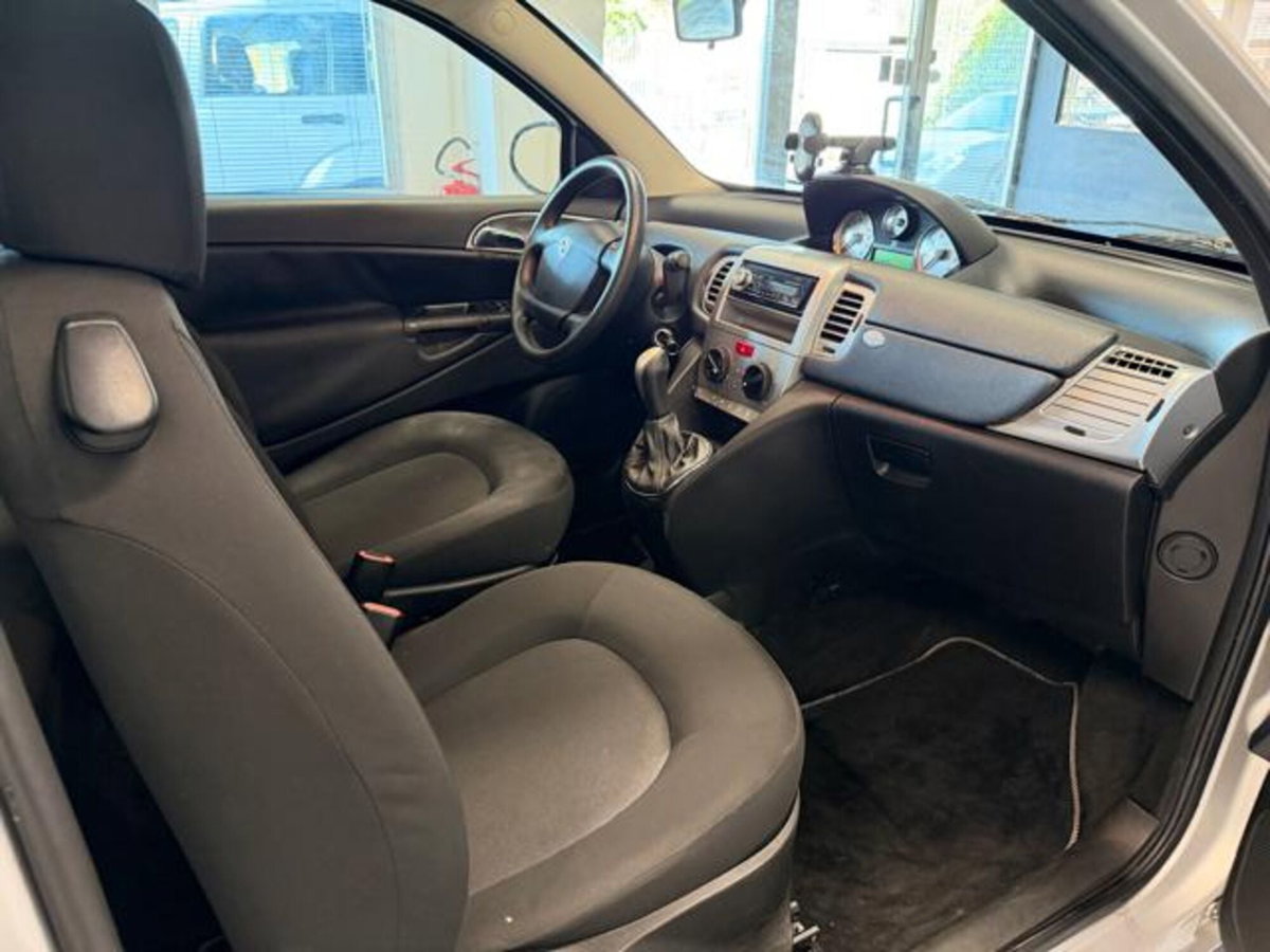 Lancia Ypsilon 1.3 MJT 75 CV Unyca (8)