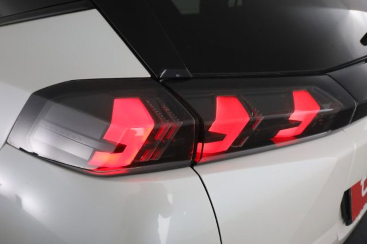 Peugeot 2008 PureTech 100 S&S Allure Pack (10)