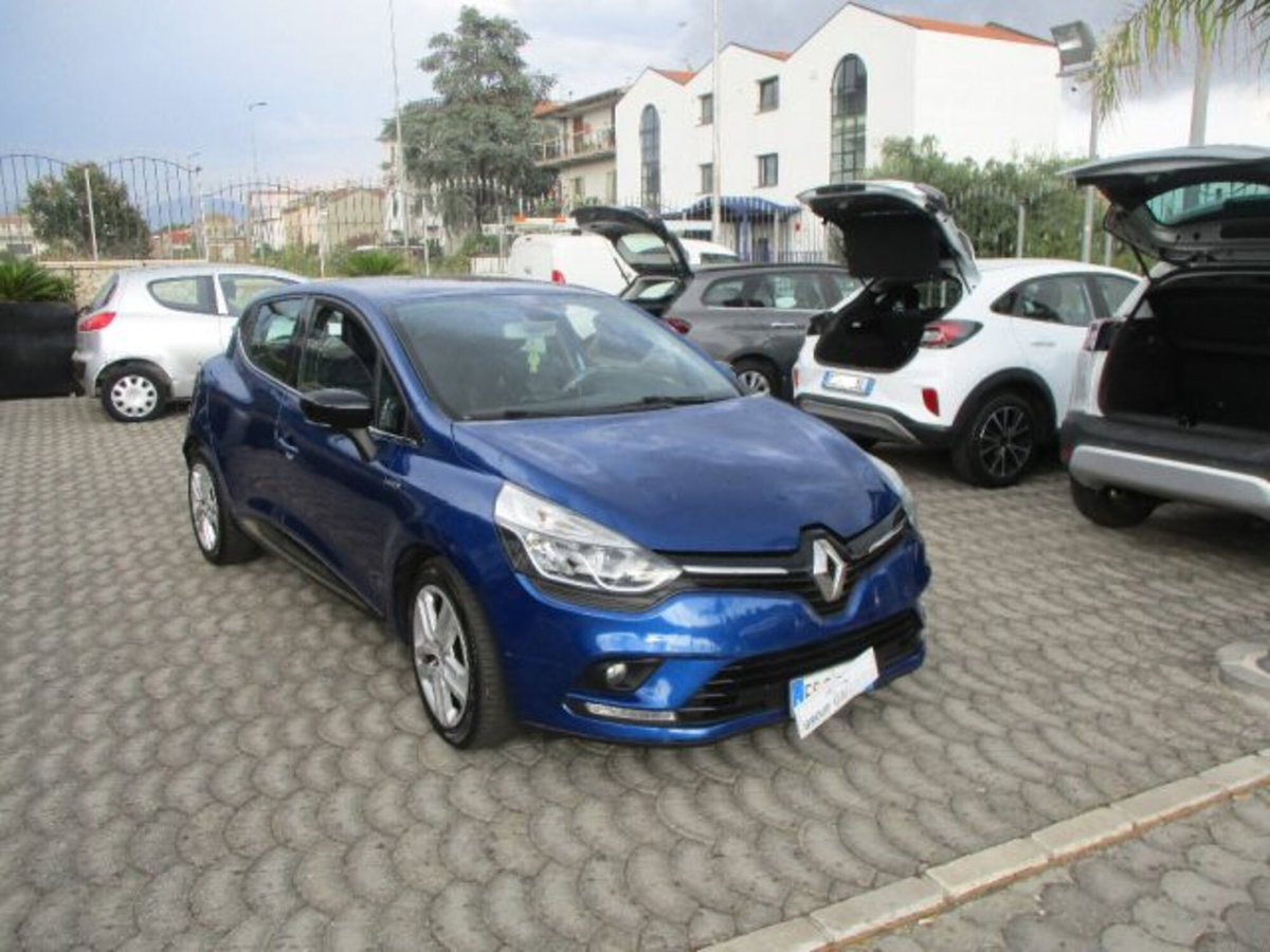 Renault Clio dCi 8V 75 CV 5 porte Moschino Life (4)
