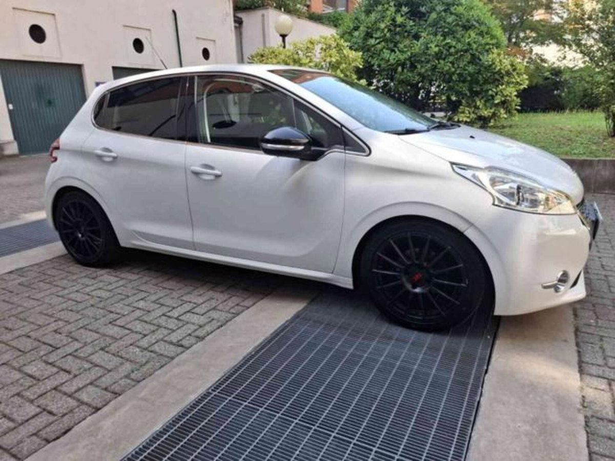 Peugeot 208 VTi 120 CV 5 porte Allure (2)