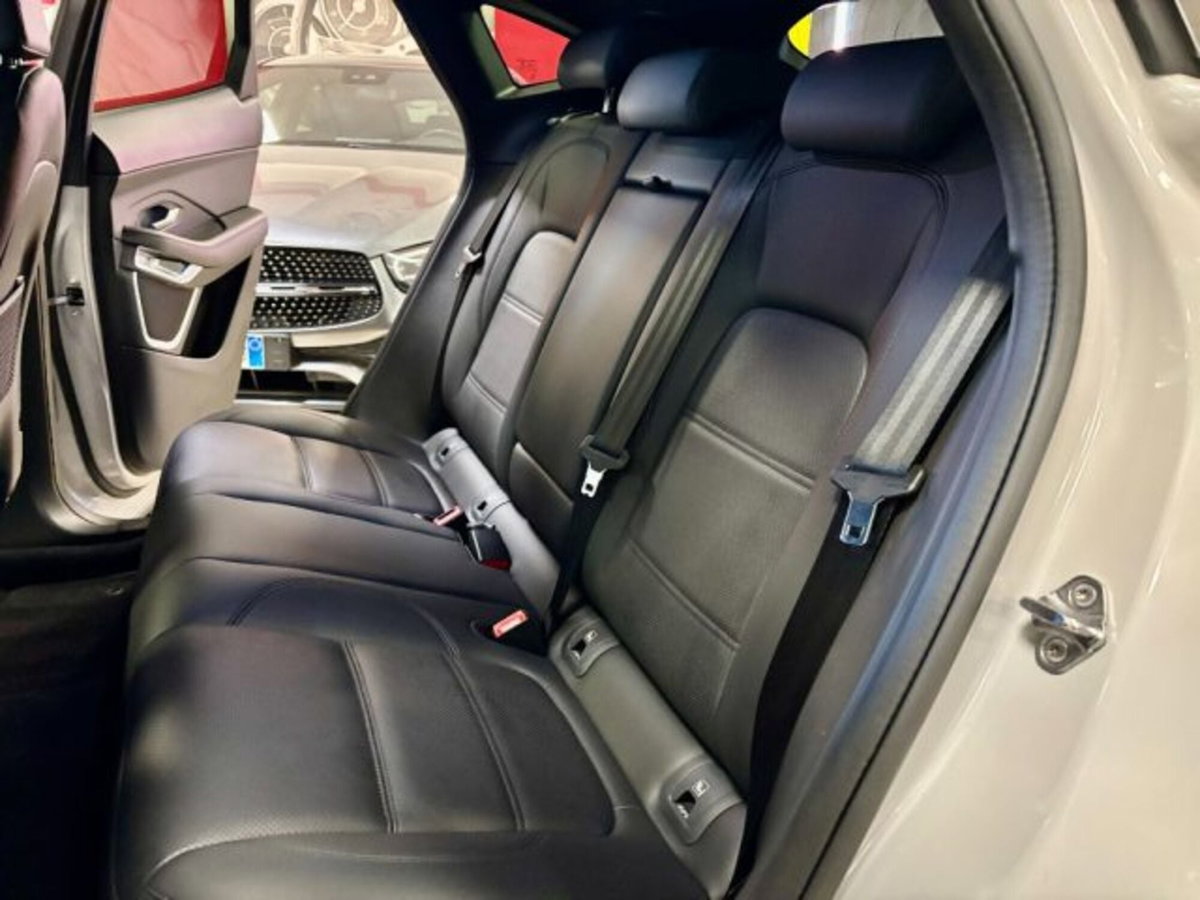 Jaguar E-Pace 2.0D I4 163 CV AWD Auto (16)