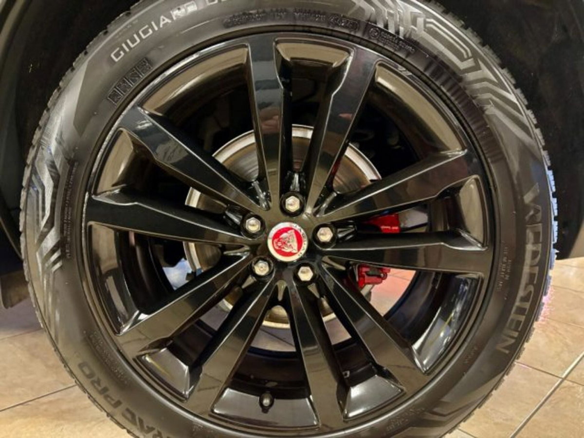Jaguar E-Pace 2.0D I4 163 CV AWD Auto (8)