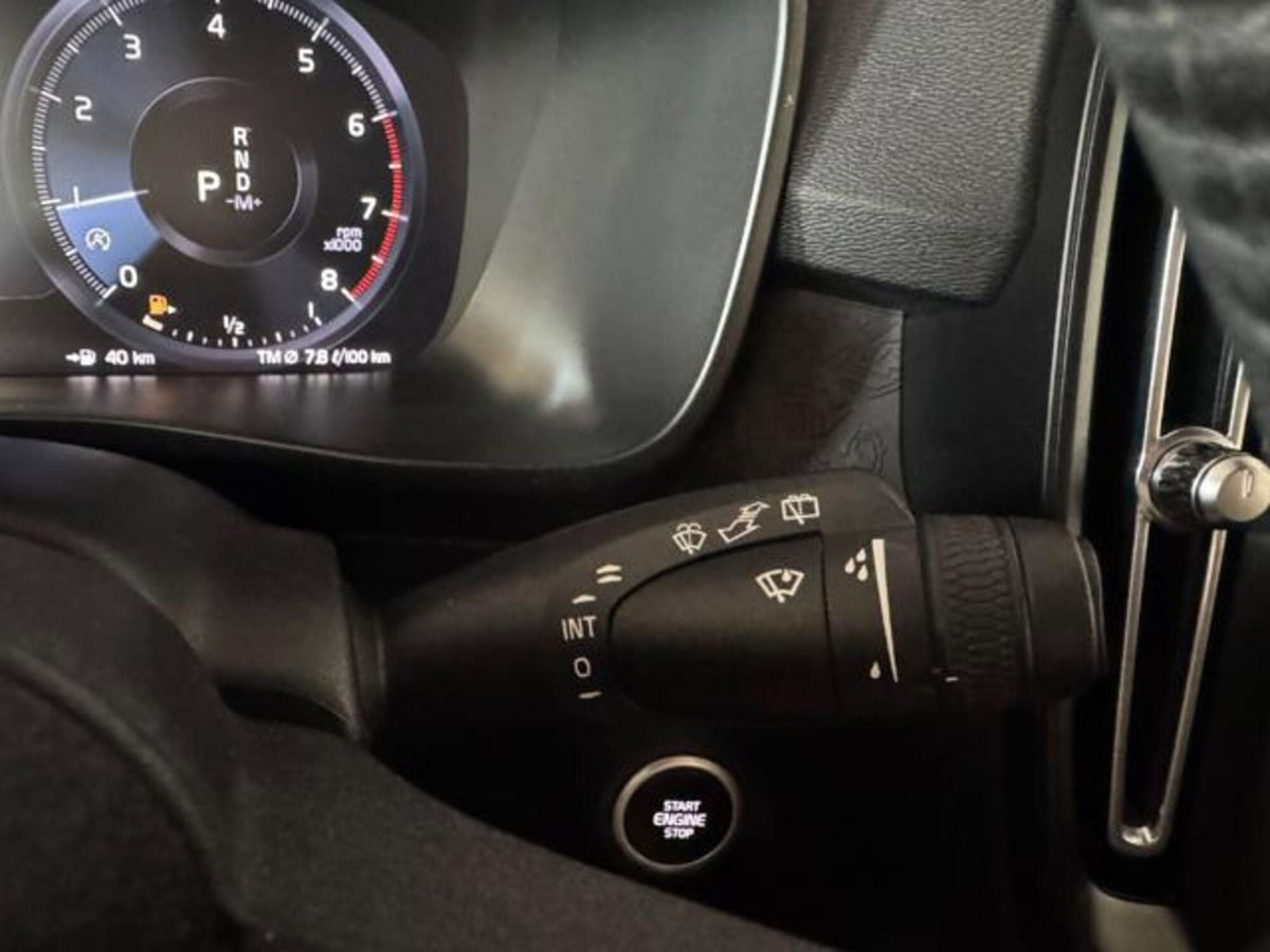 Volvo XC40 T2 automatico Core (17)