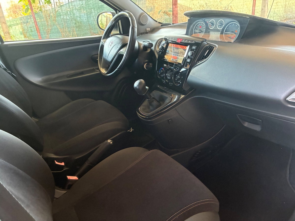 Lancia Ypsilon 1.2 69 CV Platinum (16)