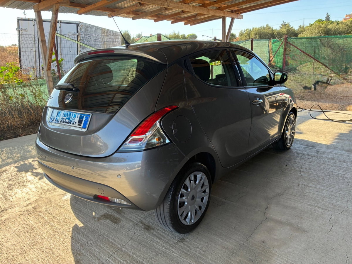 Lancia Ypsilon 1.2 69 CV Platinum (3)