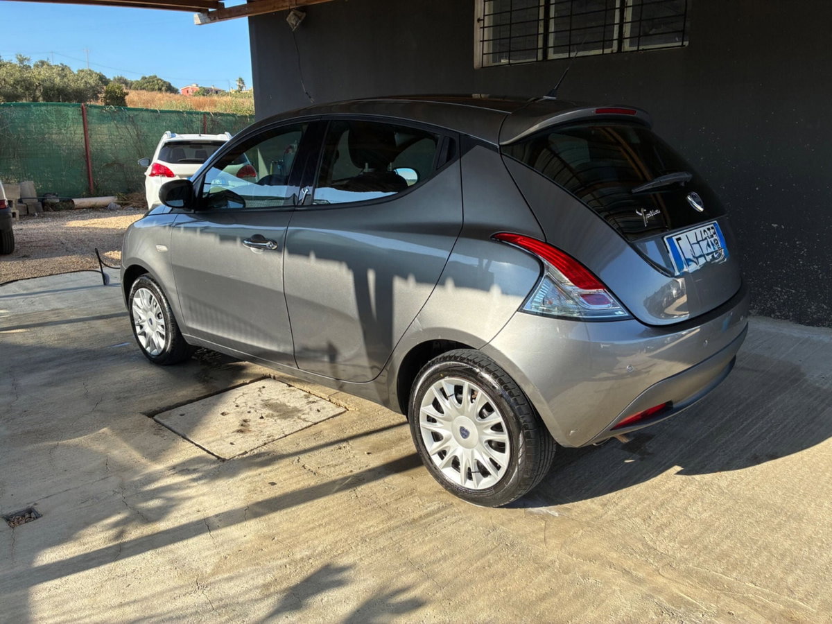Lancia Ypsilon 1.2 69 CV Platinum (4)