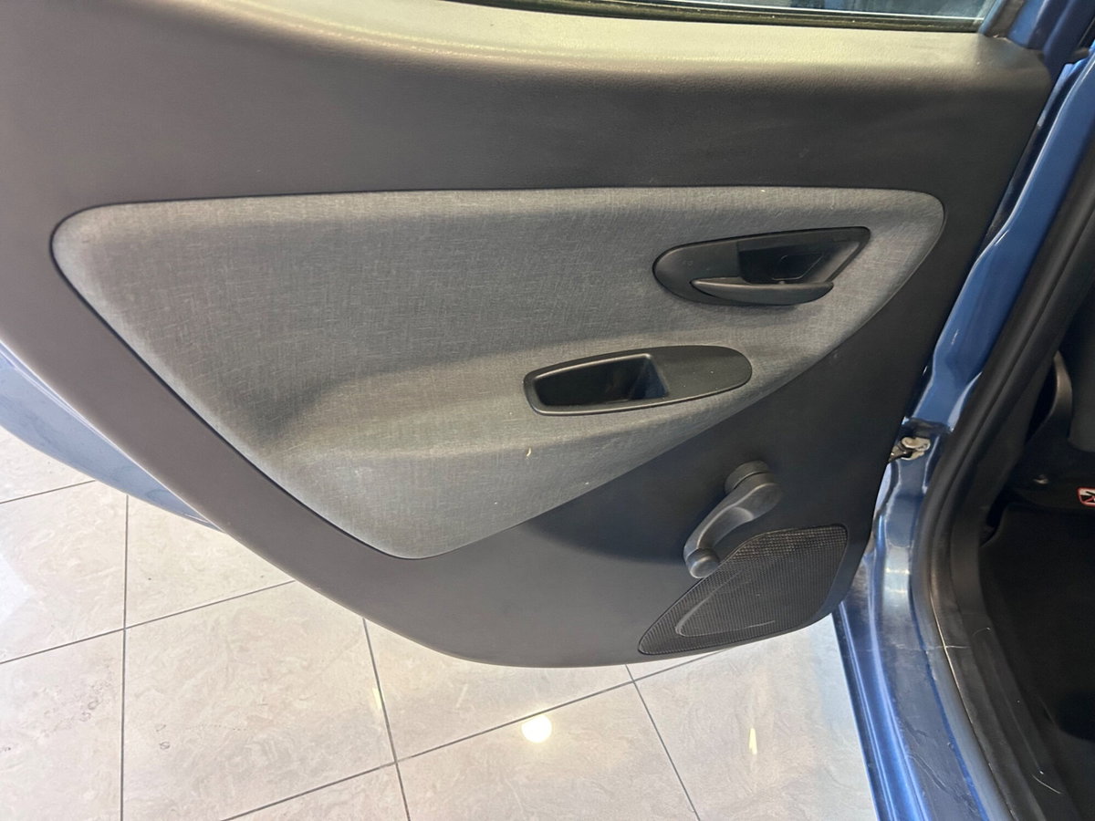 Lancia Ypsilon 1.0 FireFly 5 porte S&S Hybrid Silver Plus (15)
