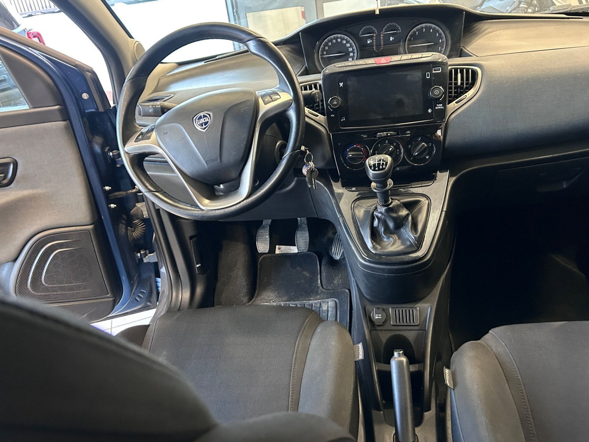Lancia Ypsilon 1.0 FireFly 5 porte S&S Hybrid Silver Plus (17)