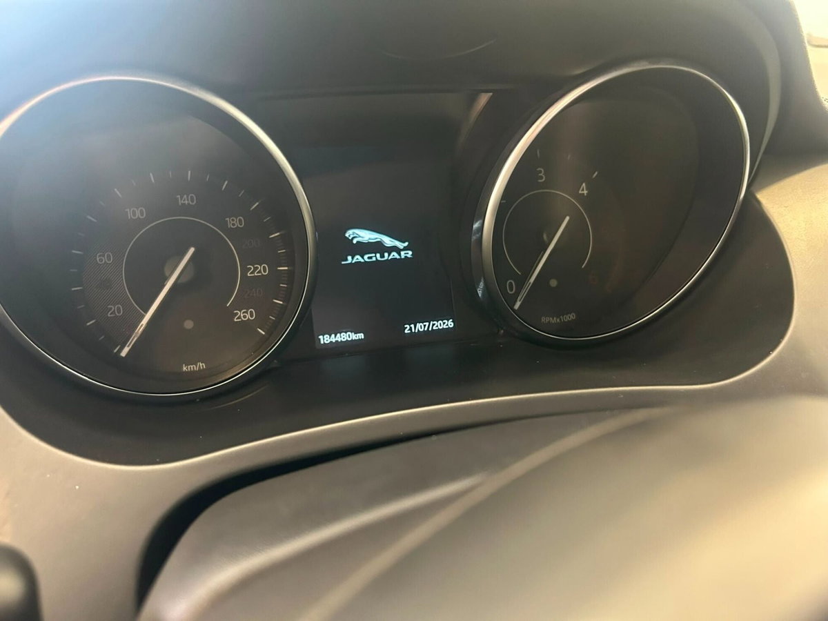 Jaguar E-Pace 2.0D 150 CV AWD aut. R-Dynamic (9)