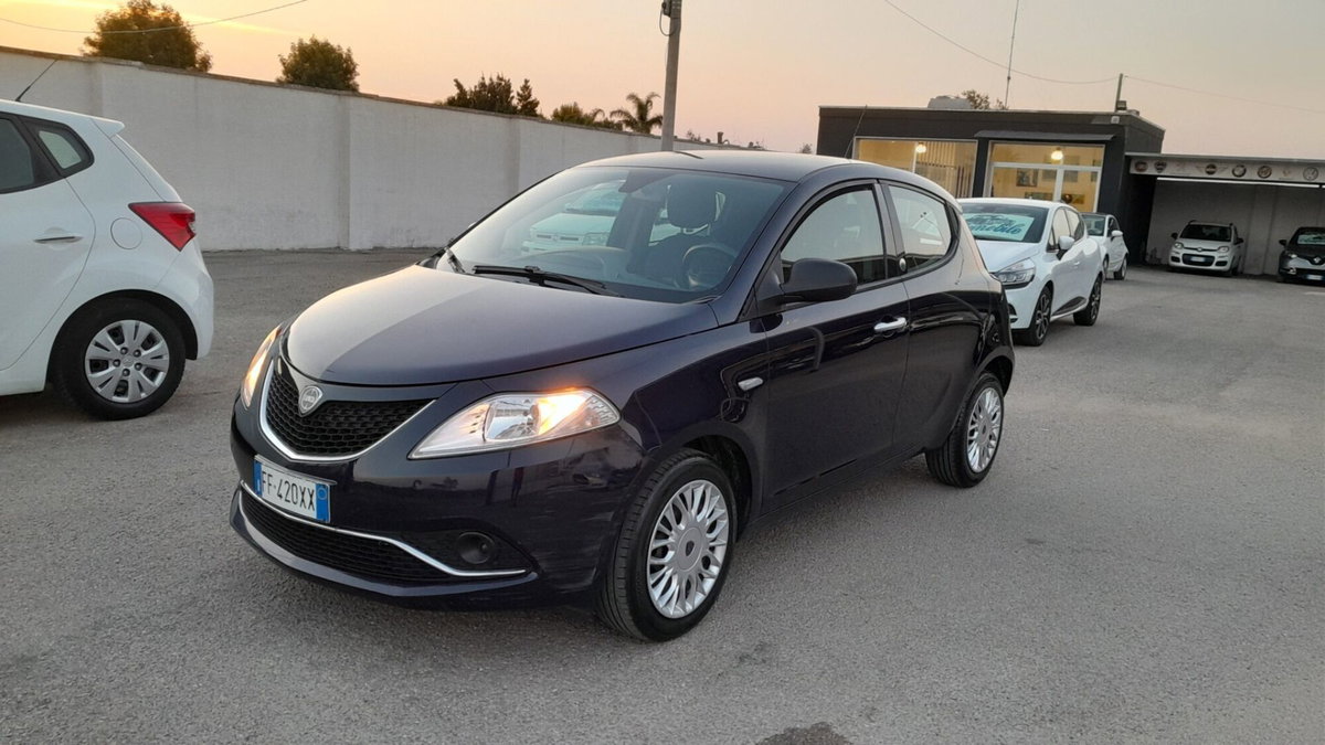 Lancia Ypsilon 1.2 69 CV 5 porte GPL Ecochic Silver (2)