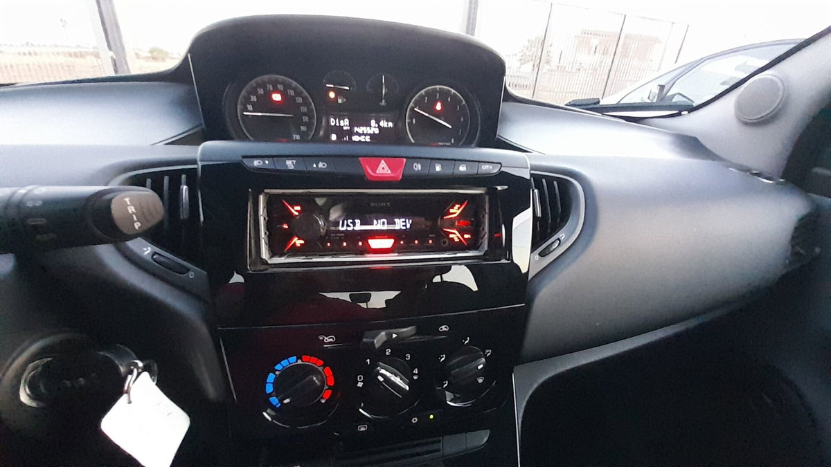 Lancia Ypsilon 1.2 69 CV 5 porte GPL Ecochic Silver (4)