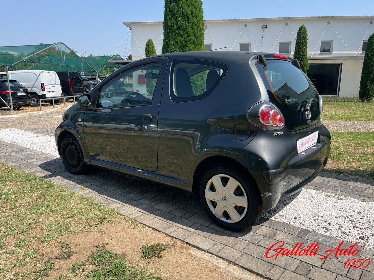 Toyota Aygo 1.0 12V VVT-i 3 porte M-MT (2)