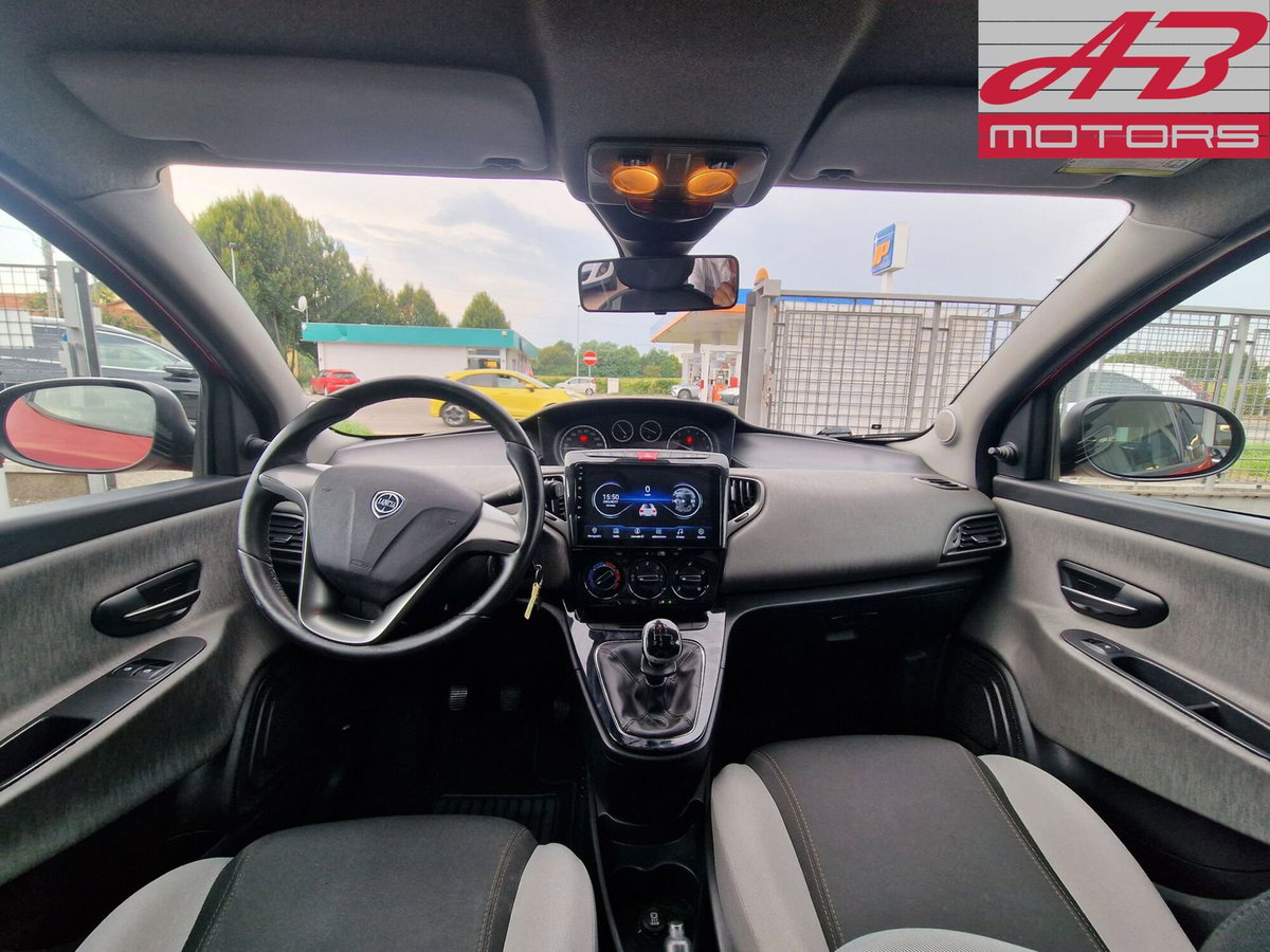Lancia Ypsilon 1.2 69 CV 5 porte Silver (12)