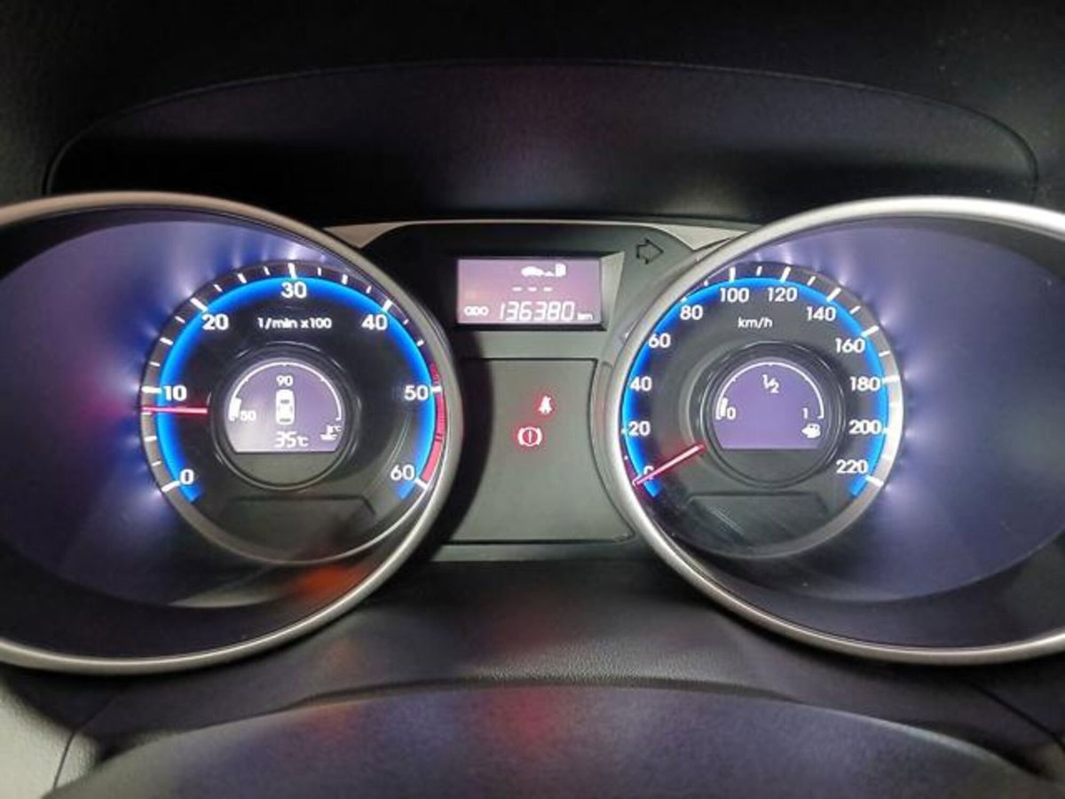 Hyundai ix35 1.7 CRDi 2WD Xpossible (13)