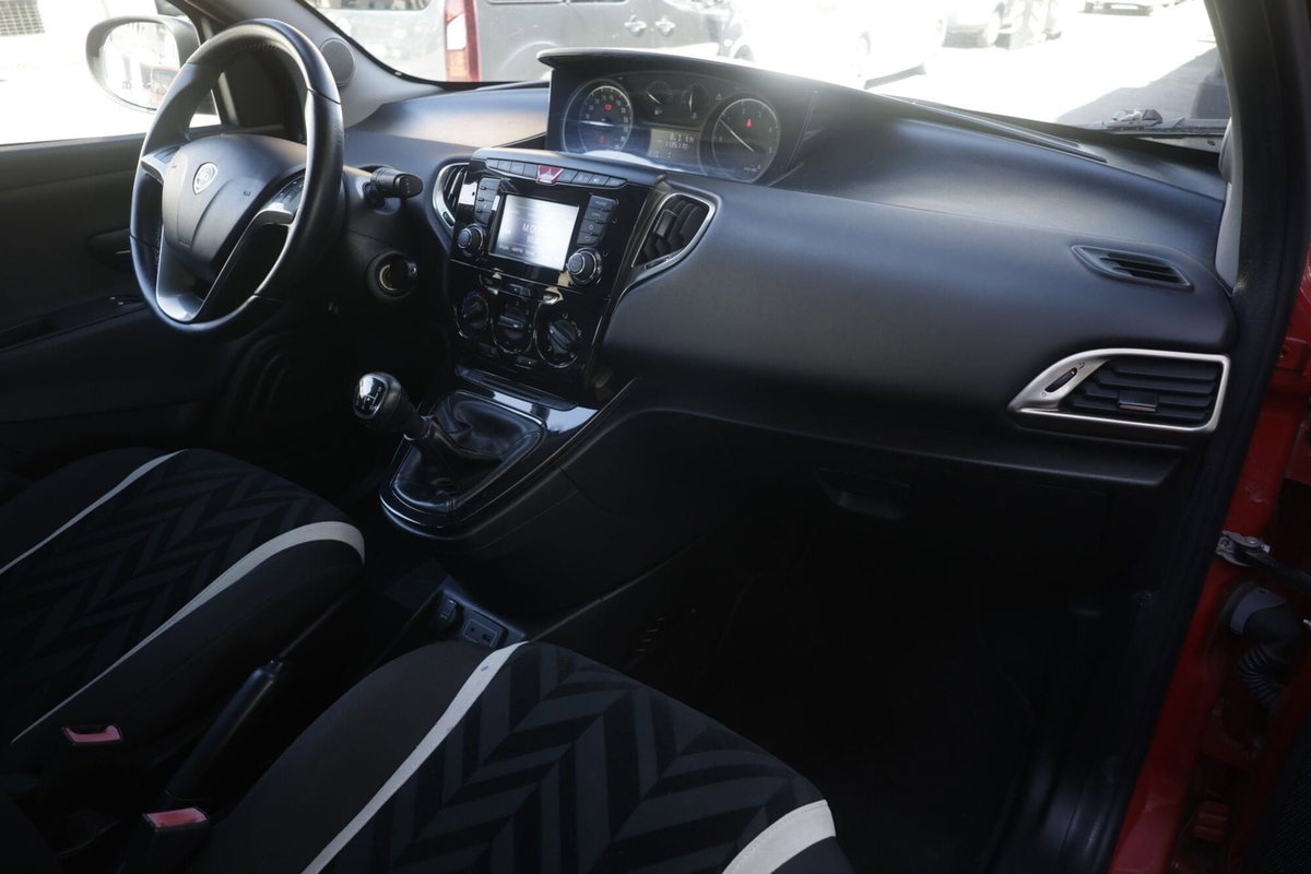 Lancia Ypsilon 1.3 MJT 16V 95 CV 5 porte S&S Platinum (8)