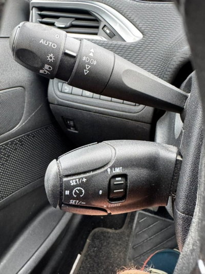Peugeot 2008 e-HDi 92 CV Stop&Start Allure (19)