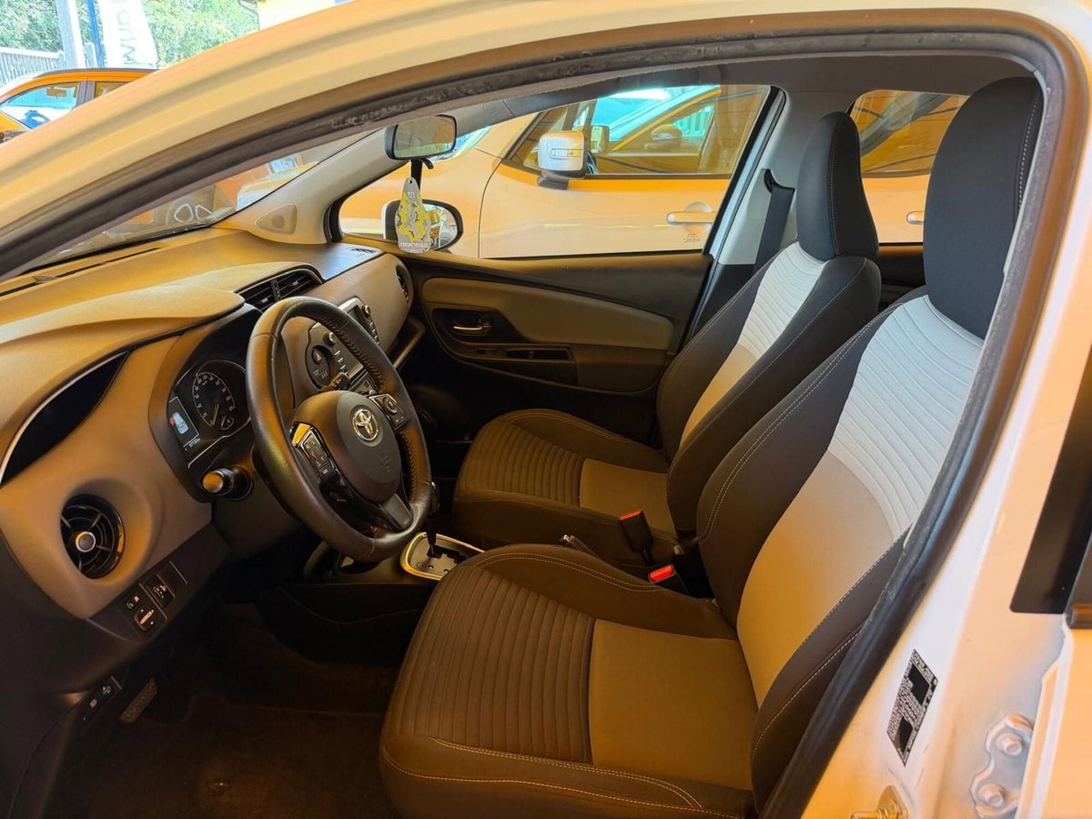 Toyota Yaris 1.3 5 porte (7)