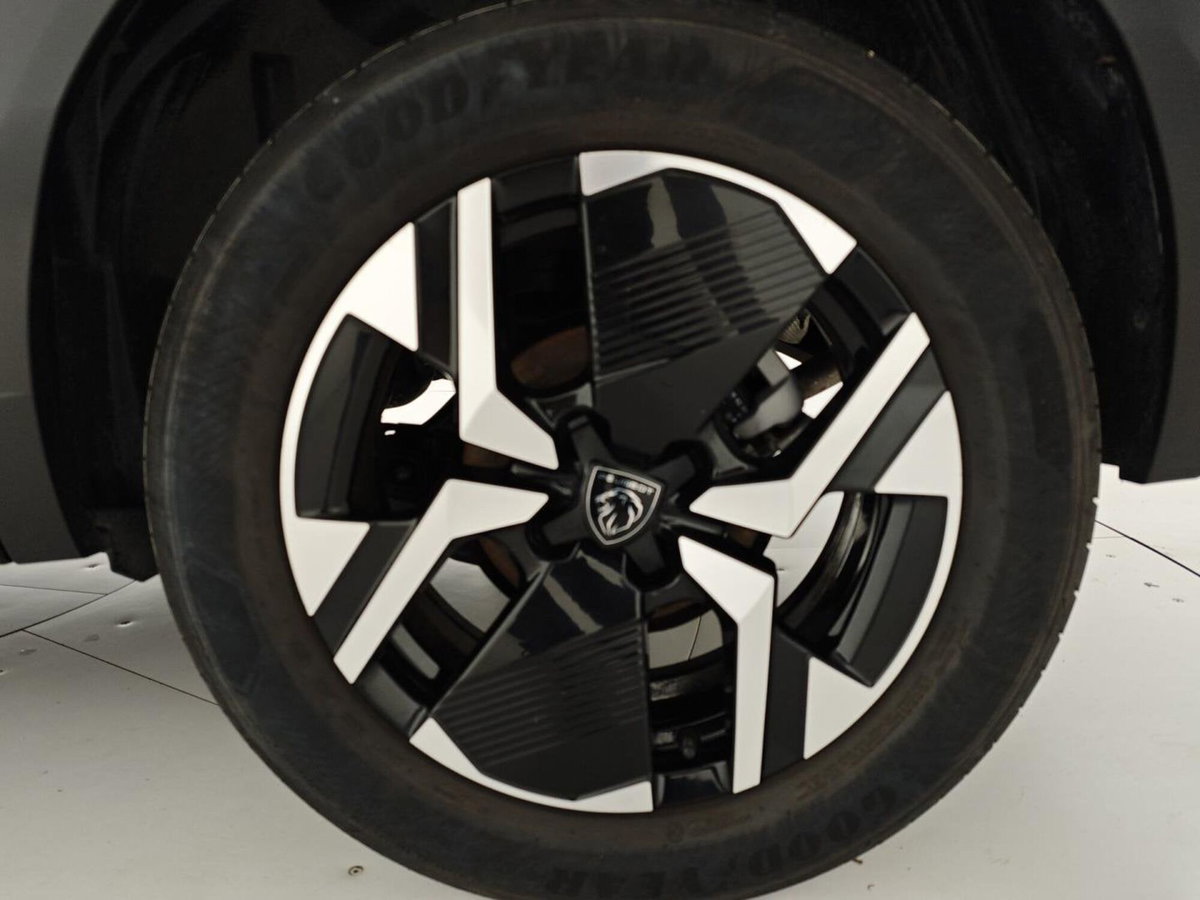 Peugeot 2008 PureTech 100 S&S Allure (8)