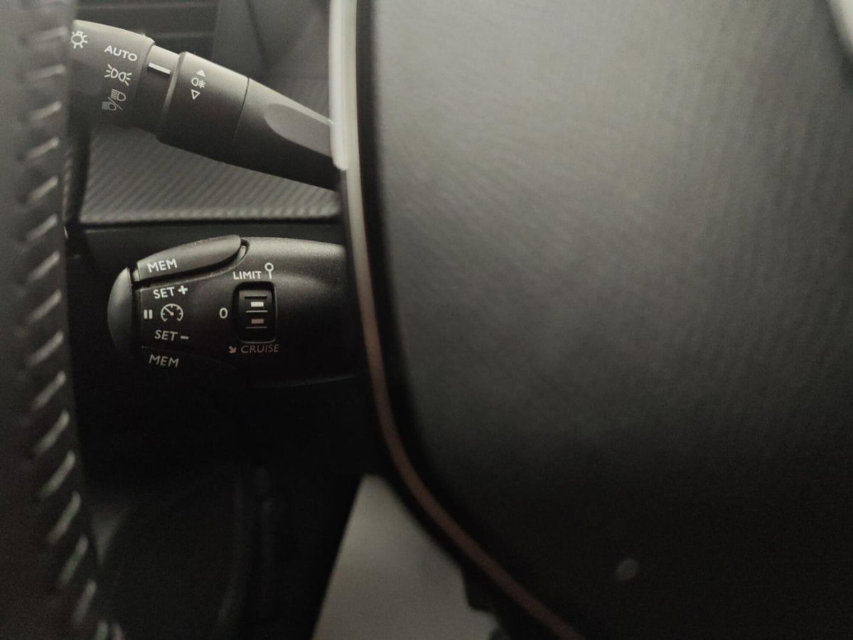 Peugeot 2008 PureTech 100 S&S Allure (19)