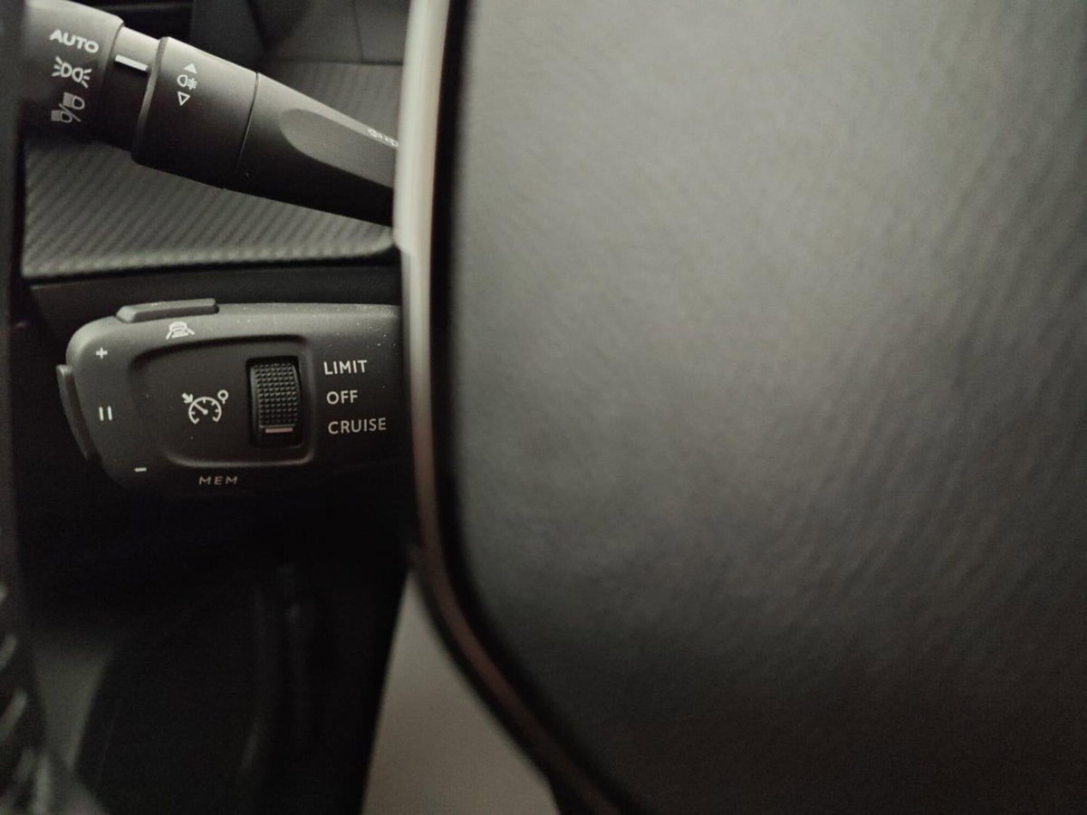 Peugeot 2008 PureTech 100 S&S Allure (19)