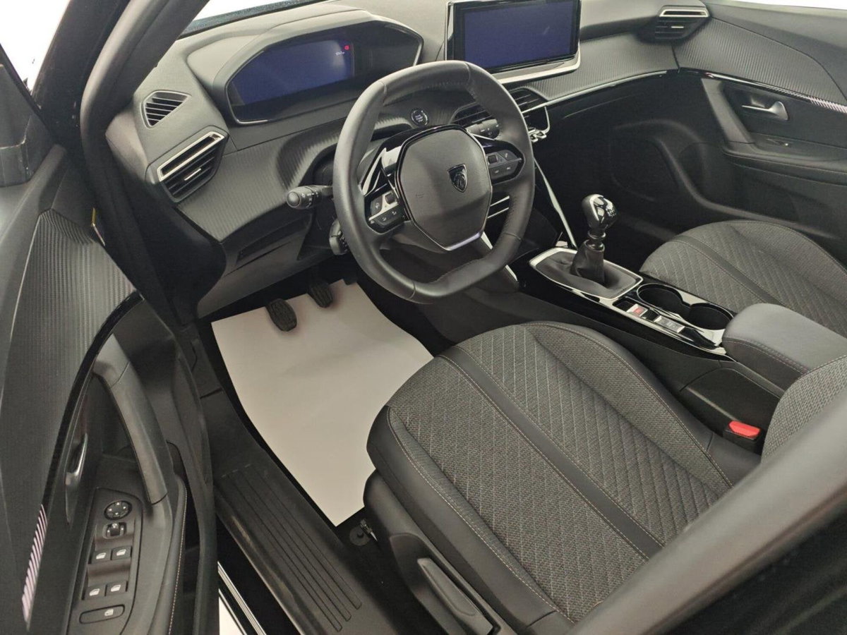 Peugeot 2008 PureTech 100 S&S Allure (9)