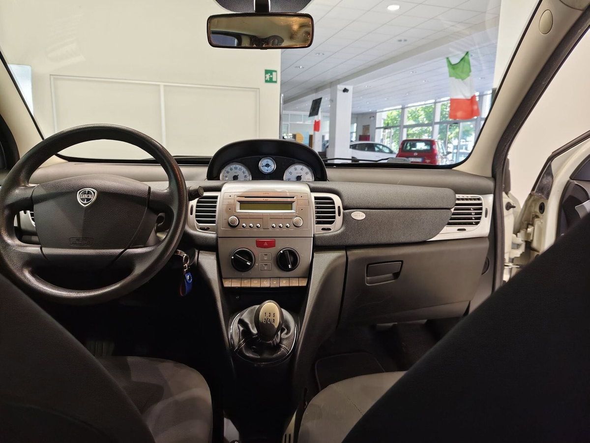 Lancia Ypsilon 1.3 MJT 75 CV Diva (13)