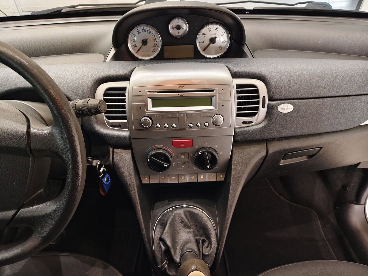 Lancia Ypsilon 1.3 MJT 75 CV Diva (15)