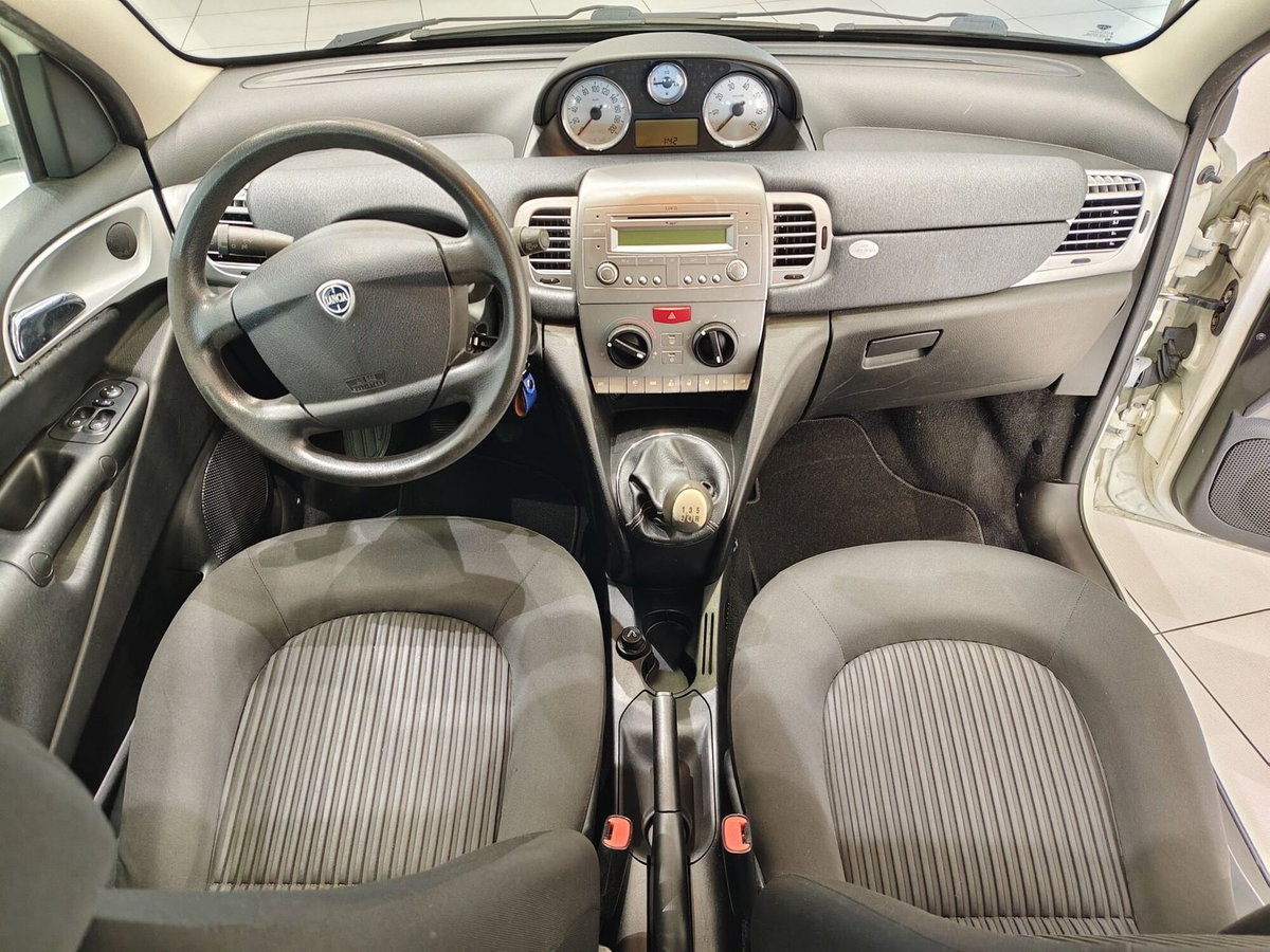 Lancia Ypsilon 1.3 MJT 75 CV Diva (4)