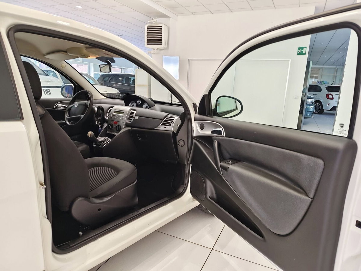 Lancia Ypsilon 1.3 MJT 75 CV Diva (9)
