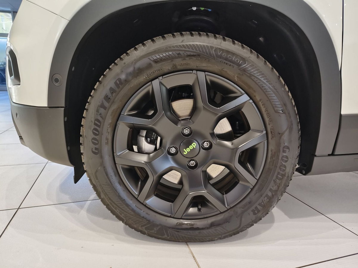 Jeep Avenger 1.2 turbo e-hybrid mhev Overland 4xe 145cv edct6 (8)