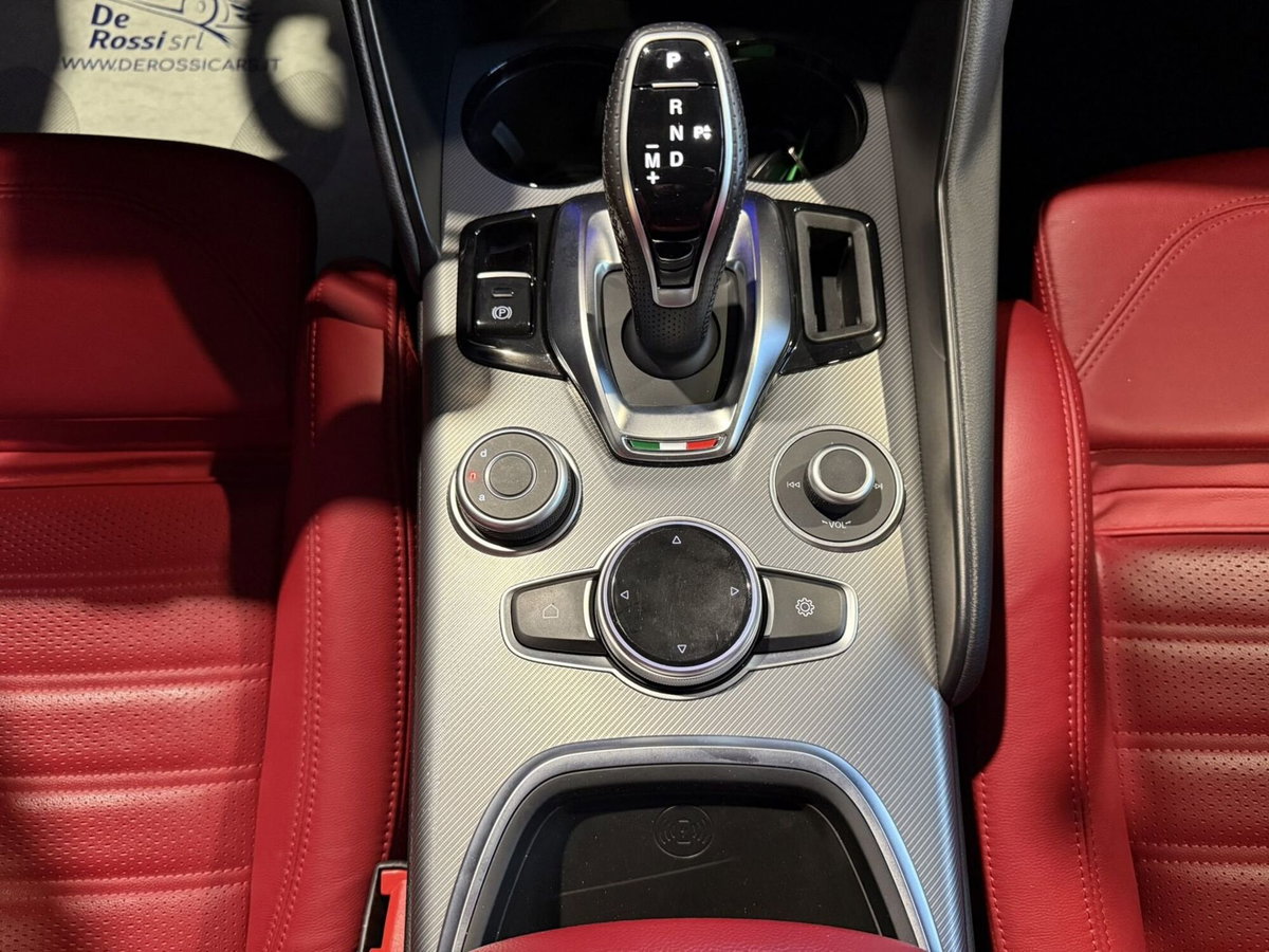 Alfa Romeo Giulia 2.0 Turbo 280 CV AT8 AWD Q4 Veloce (13)