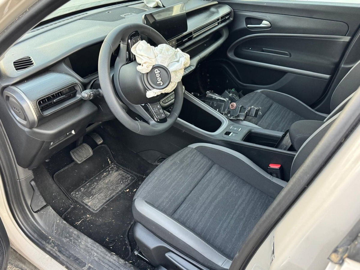 Jeep Avenger 1.2 turbo e-hybrid mhev Summit fwd 110cv edct6 (5)