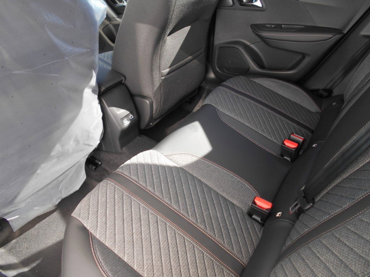 Peugeot 2008 54 kWh Allure (17)