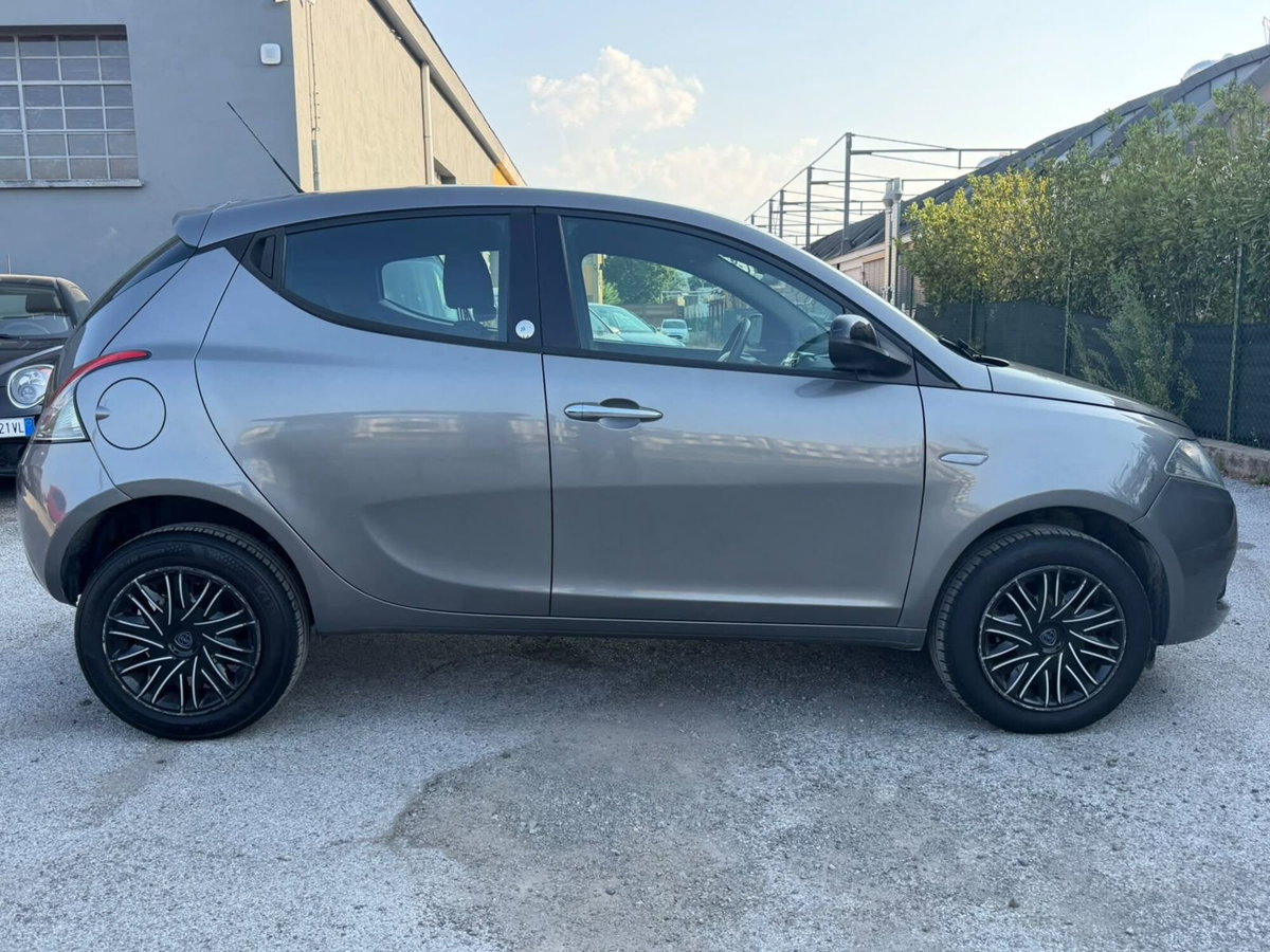 Lancia Ypsilon 0.9 TwinAir 5 porte Metano Ecochic Gold (5)