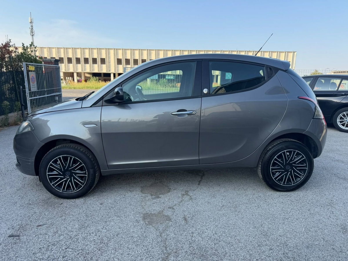 Lancia Ypsilon 0.9 TwinAir 5 porte Metano Ecochic Gold (9)