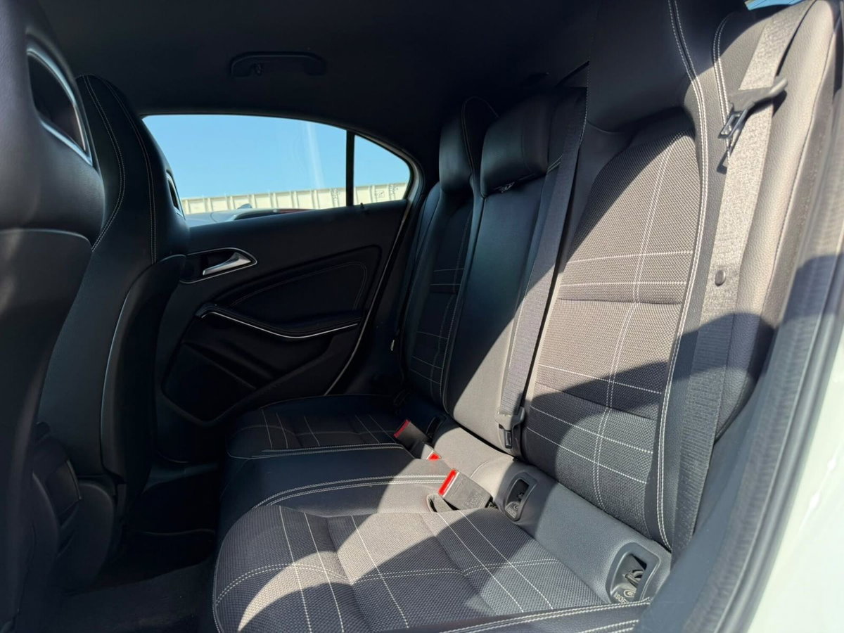 Mercedes-Benz Classe A 180 d Premium (9)
