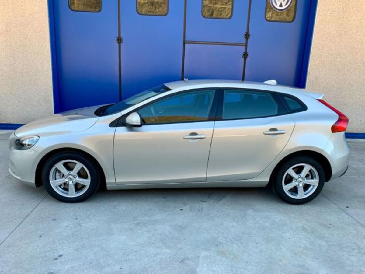 Volvo V40 D3 Geartronic Kinetic (2)