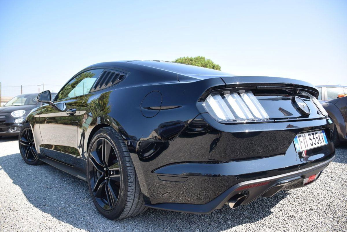 Ford Mustang Coupé Fastback 2.3 EcoBoost (2)