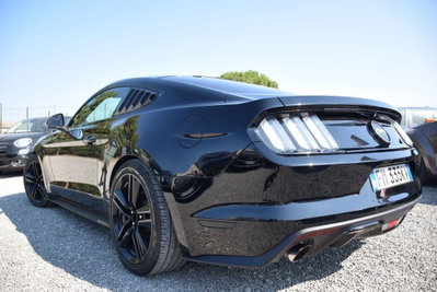Ford Mustang Coupé Fastback 2.3 EcoBoost (2)