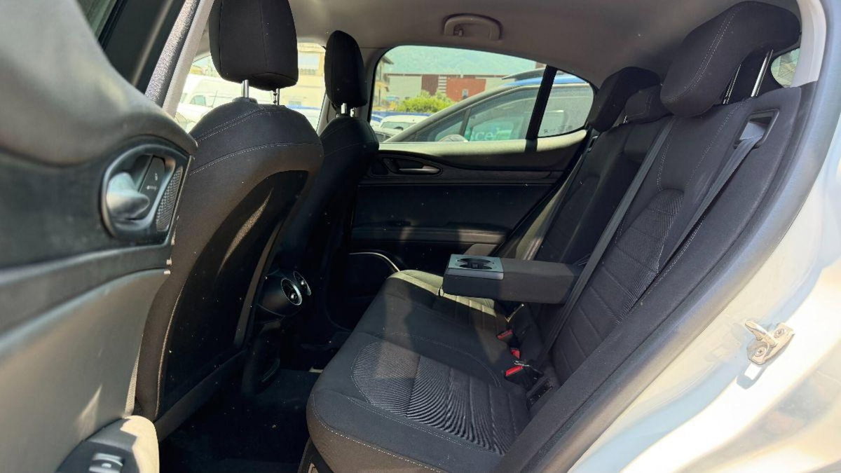 Alfa Romeo Stelvio 2.2 t Veloce rwd 160cv auto (4)