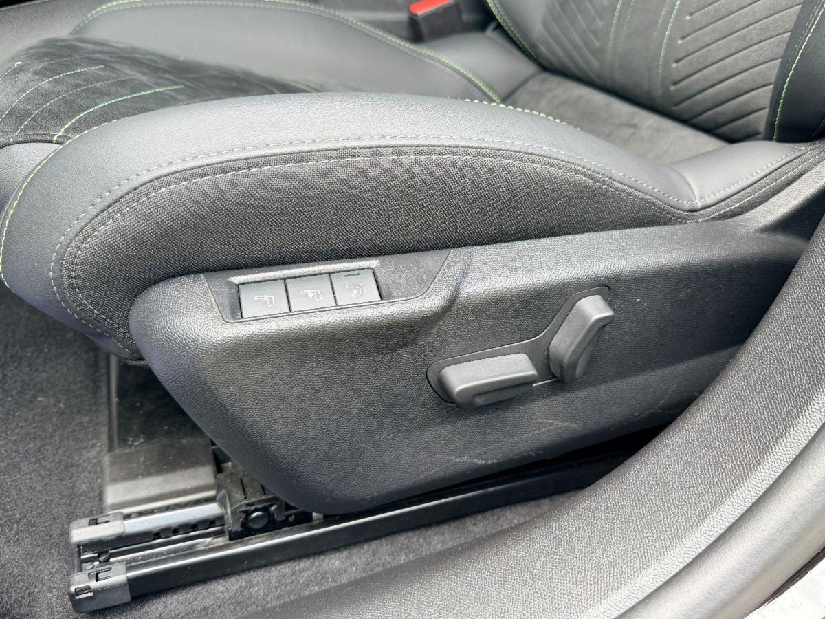 Peugeot 208 1.2 hybrid GT 145cv e-dcs 6 (12)